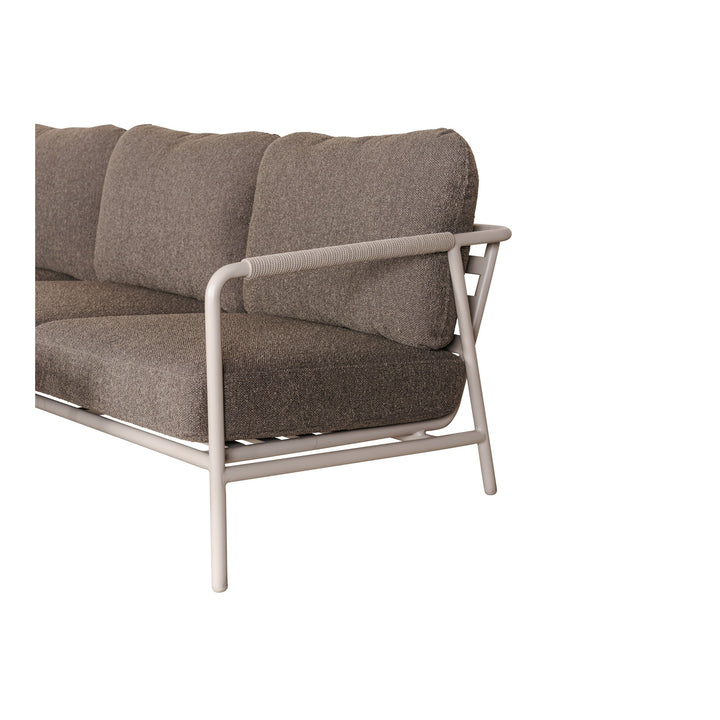 Cantos sofa, nærbilde av sandfarget ramme og mørk beige puter sett fra siden