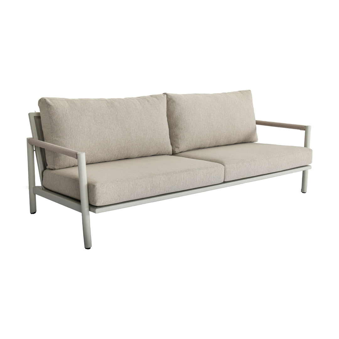 Valencia sofa i oysterbeige med lys ramme og tauarmlene, tosetes sett skrått forfra