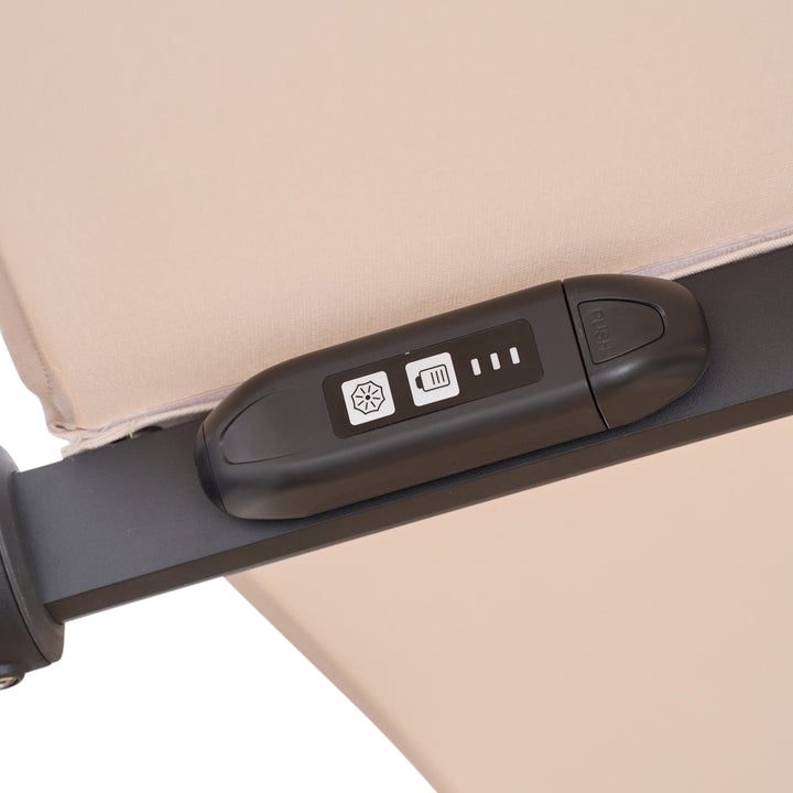 Trattoria parasoll, nærbilde av sort LED-panel med batteriindikator på armen under beige duk