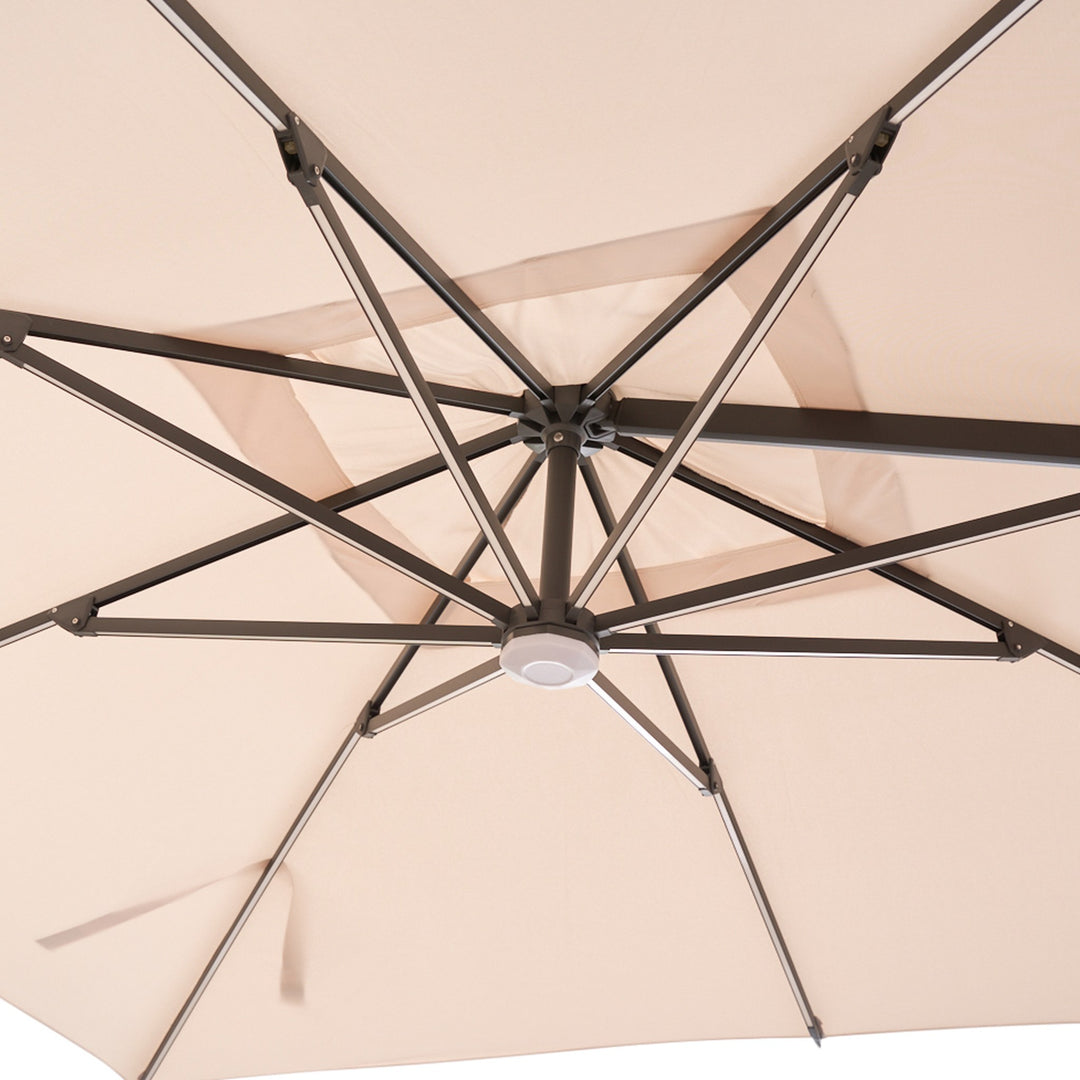 Trattoria parasoll i beige, underside med antrasitt ribber og rund LED-lampe i navet