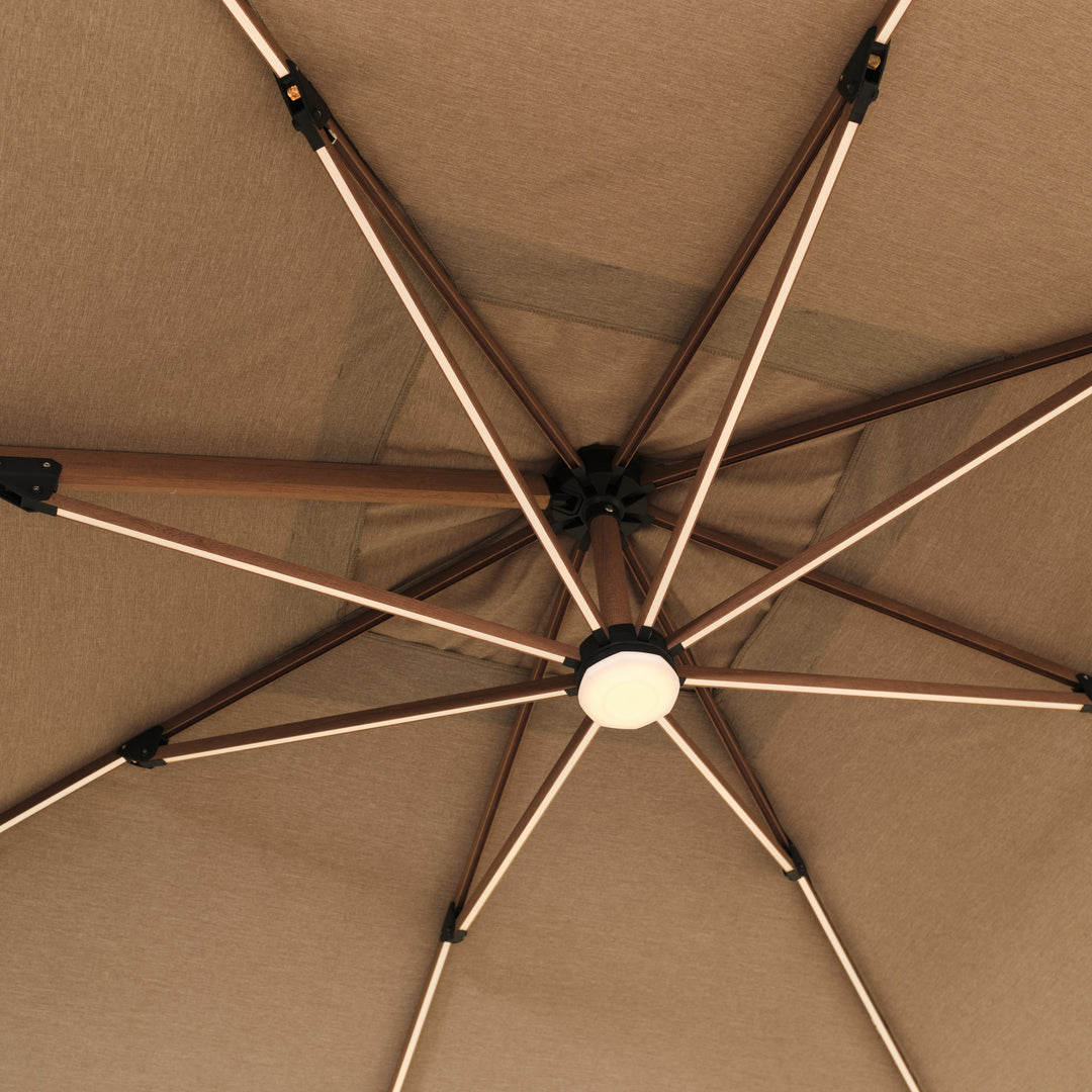 Trattoria parasoll i beige med trelook-ribber, opplyste LED-lister og rund LED-lampe under duken