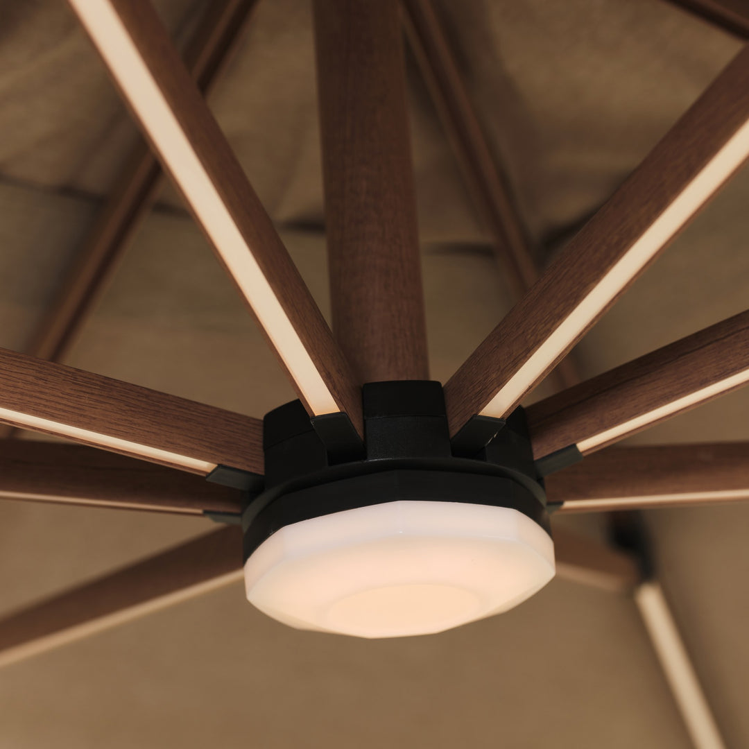 Trattoria parasoll i beige, opplyst LED-lampe og trelook-ribber sett nedenfra mot taupe duk