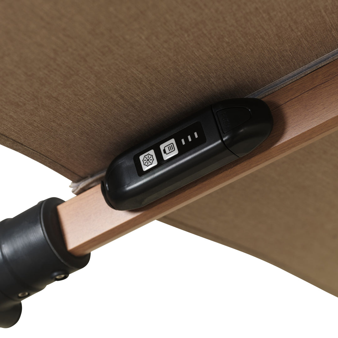 Trattoria parasoll, nærbilde av sort LED-panel med batteriindikator på trelook-arm under beige duk