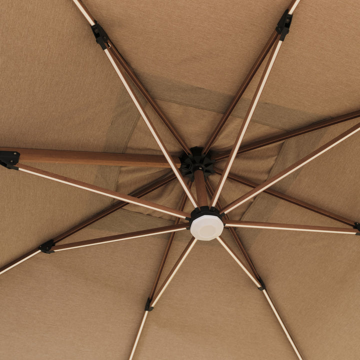 Trattoria parasoll i beige, underside med trelook-ribber og hvit LED-lampe i navet