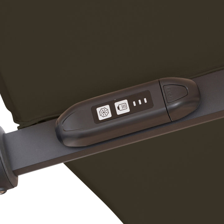 Trattoria parasoll i mørk grå, nærbilde av håndtak med LED- og batteriindikator.