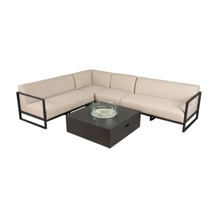 Flame sofabord, sort bålbord med glassring foran beige hjørnesofa med sort ramme.