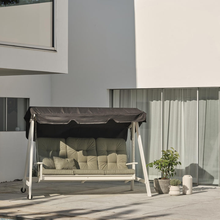 Brafab Iduna hammockputer sett i olivengrønn på en hvit hammock med mørk kalesje på en terrasse