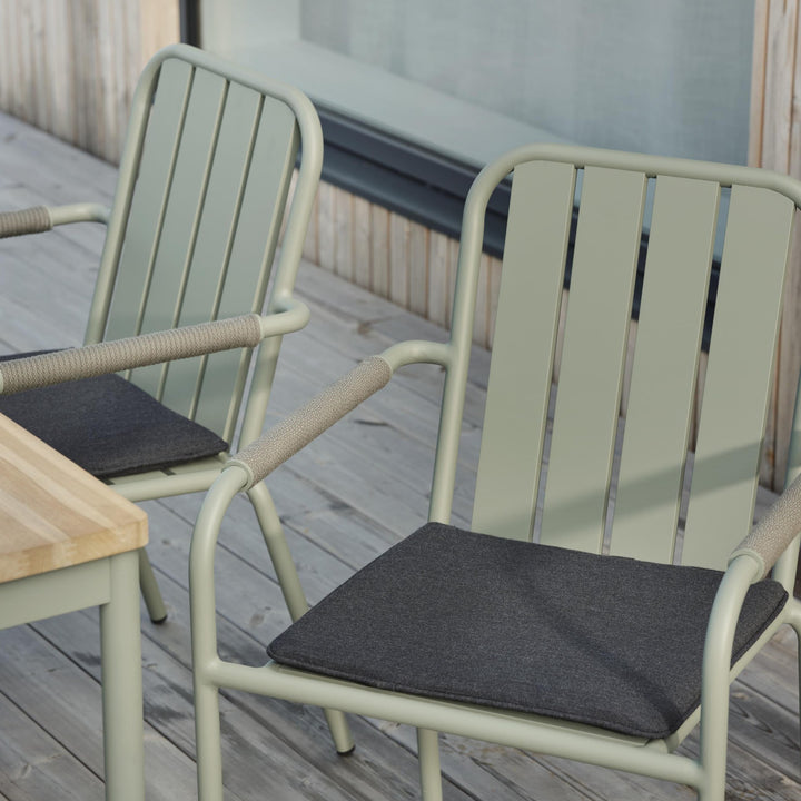 Brafab Frisk sittepute i koksgrå på salviegrønne stoler på terrasse i tre