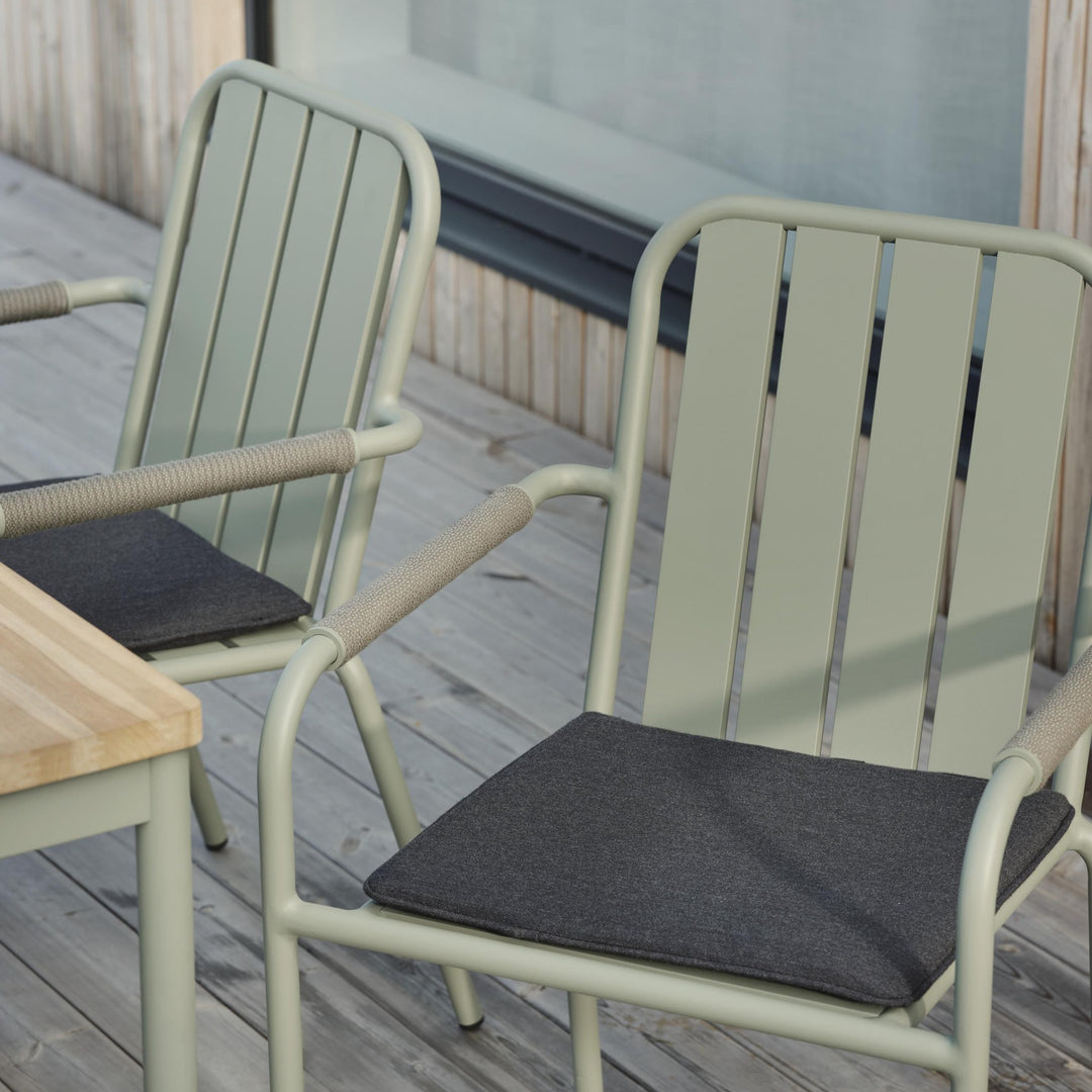 Brafab Frisk sittepute i koksgrå på salviegrønne stoler på terrasse i tre