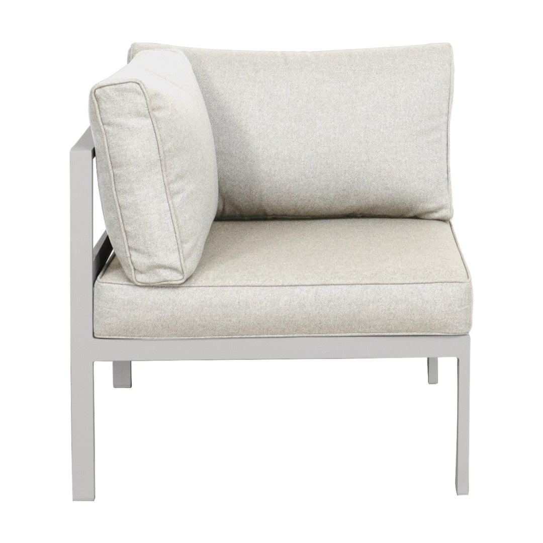 Brafab Leone hjørnedel med lys grå ramme og beige puter, sett fra siden