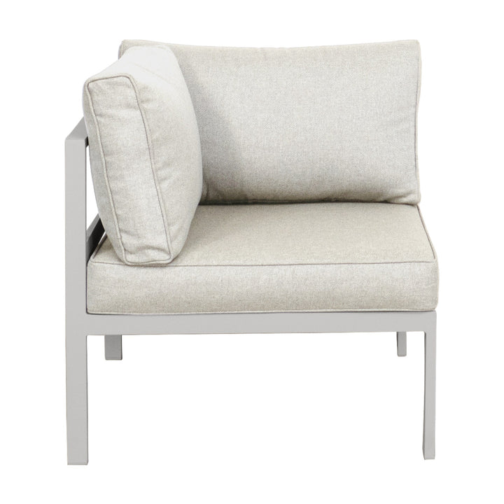 Brafab Leone hjørnedel med lys grå ramme og beige puter, sett fra siden