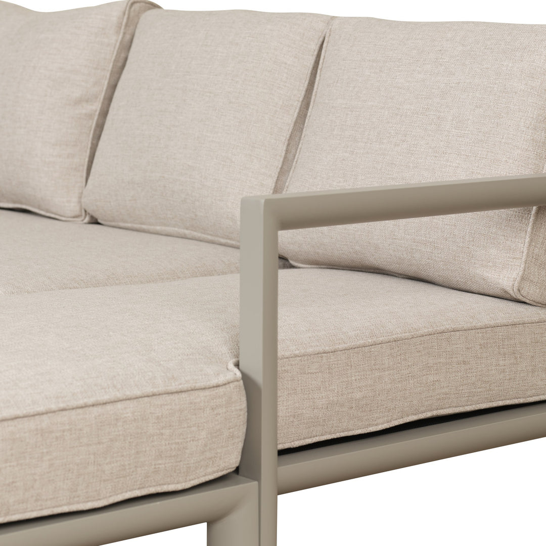 Brafab Delia utesofa med taupe ramme og beige puter, nærbilde av armlene og rygg