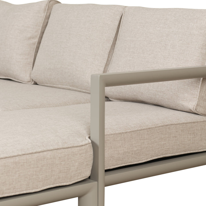 Brafab Delia utesofa med taupe ramme og beige puter, nærbilde av armlene og rygg