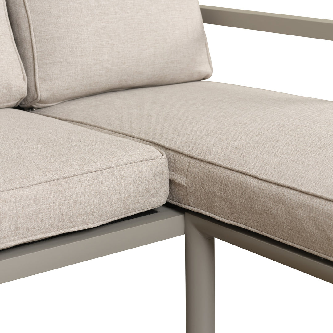 Brafab Delia utesofa med taupe ramme og beige puter, nærbilde av setene