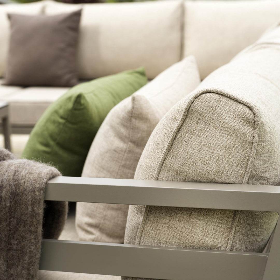 Brafab Weldon utesofa, nærbilde av beige og grønne pynteputer med ullpledd