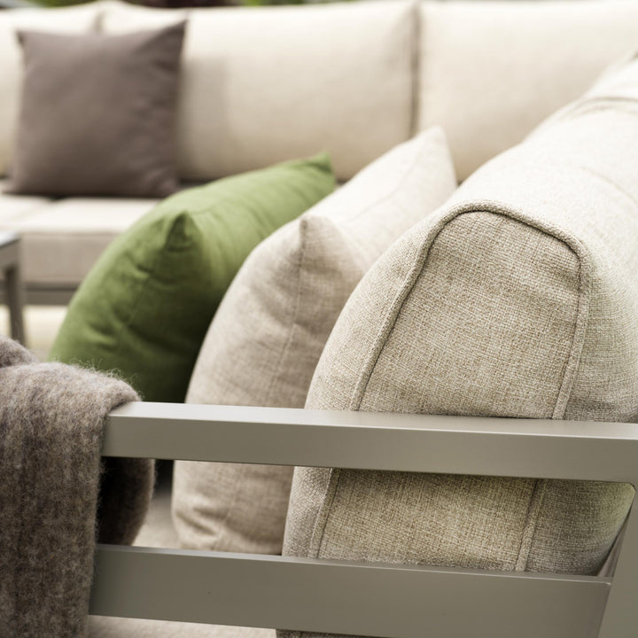 Brafab Weldon utesofa, nærbilde av beige og grønne pynteputer med ullpledd