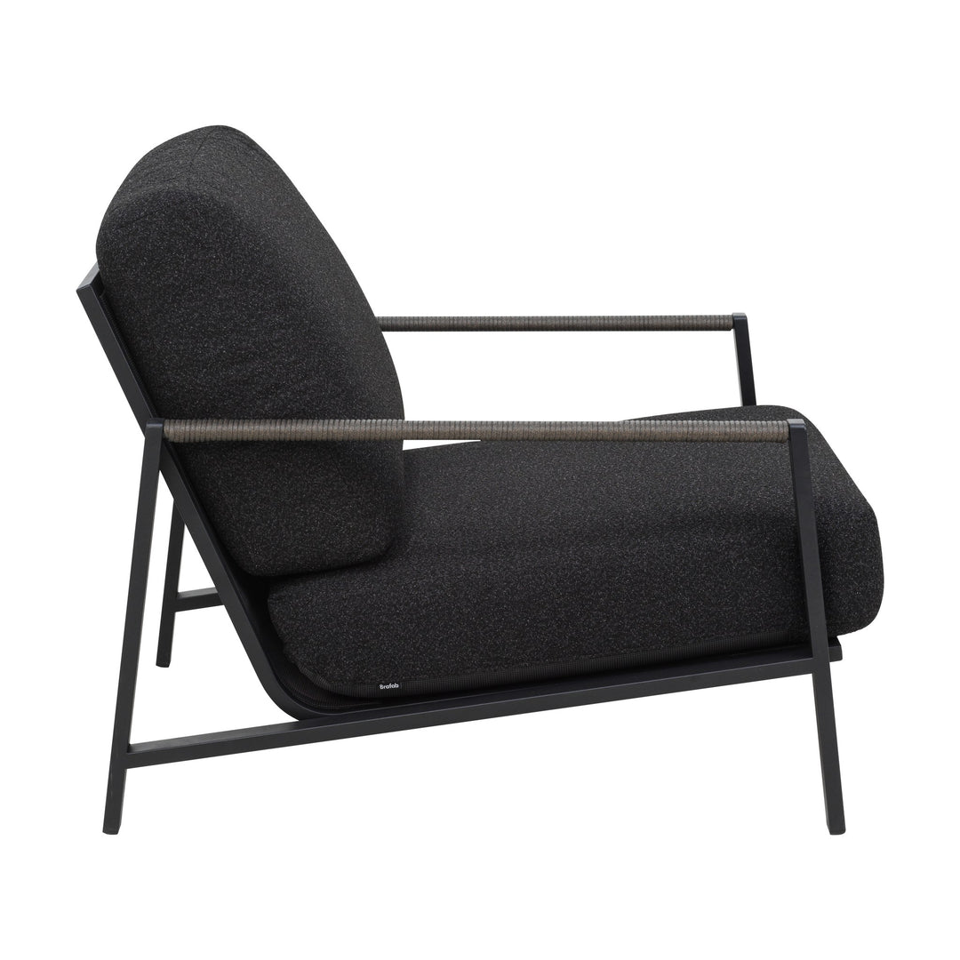 Brafab Lyra utesofa, modul i sort ramme med mørke puter og taudetalj, sett fra siden