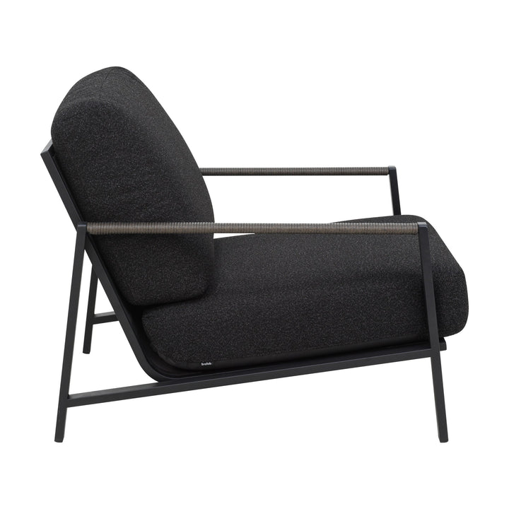 Brafab Lyra utesofa, modul i sort ramme med mørke puter og taudetalj, sett fra siden