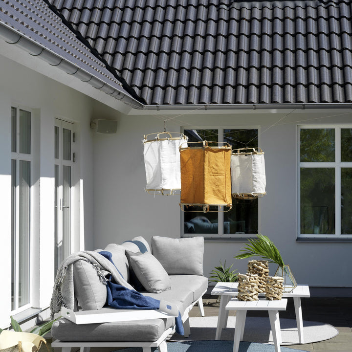 Brafab Villac ryggpute i grått på utesofa med hvit ramme, terrasse med hengende papirlykter