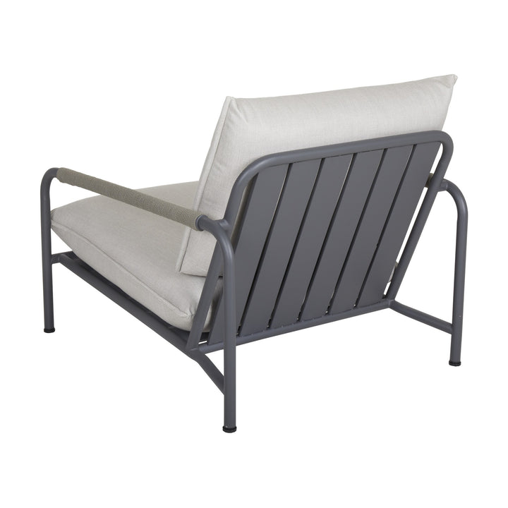 Brafab Lerberget hagestol i antrasitt med lyse beige puter, sett bakfra mot hvit bakgrunn