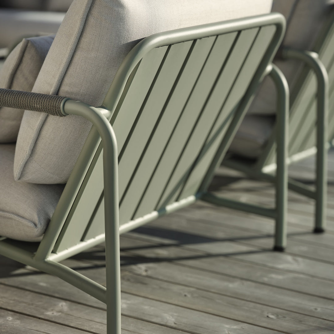 Brafab Lerberget hagestol i dusty green sett bakfra med spilerygg i sollys på terrasse