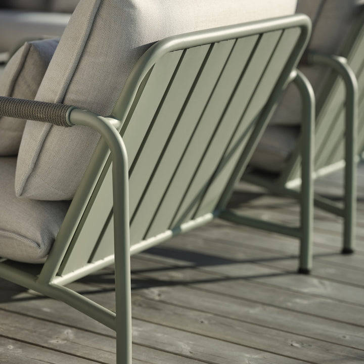 Brafab Lerberget hagestol i dusty green sett bakfra med spilerygg i sollys på terrasse