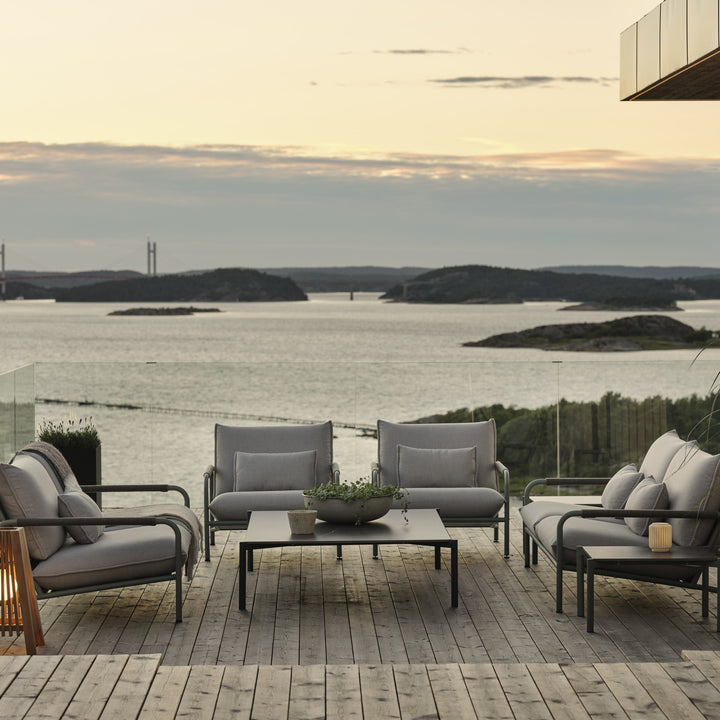 Brafab Lerberget loungegruppe i dusty green på terrasse i skumring med utsikt over skjærgård