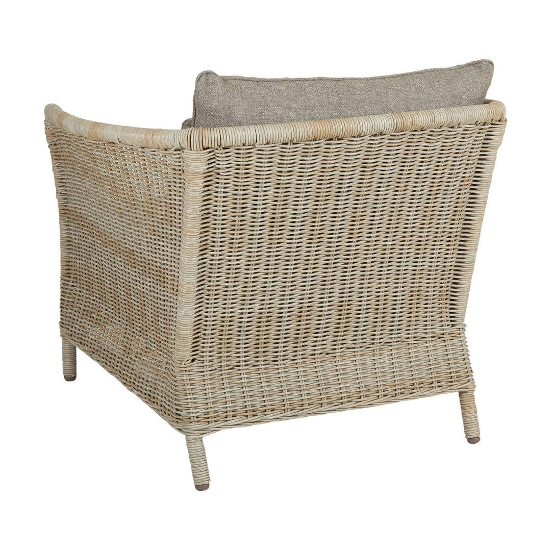 Brafab Aster hagestol i naturfarget kunstrotting, sett bakfra med beige pute