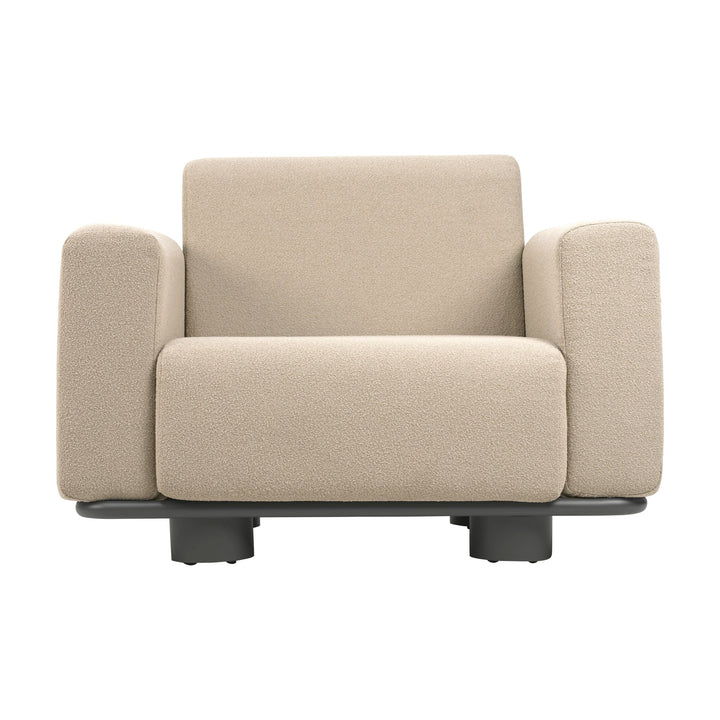Brafab Bolster lenestol i beige teddystoff med sort sokkel, sett forfra mot hvit bakgrunn