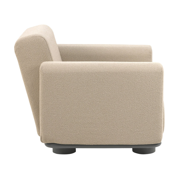 Brafab Bolster lenestol i beige teddystoff med sort sokkel, sett fra siden mot hvit bakgrunn