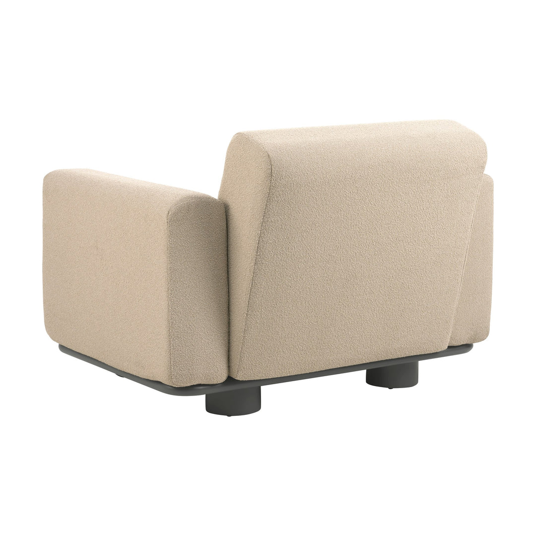 Brafab Bolster lenestol i beige teddystoff med sort sokkel, sett skrått bakfra mot hvit bakgrunn