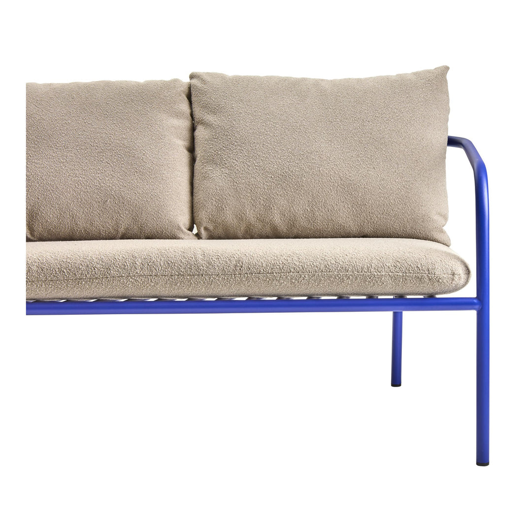 Brafab Bendt sofa med blå metallramme og beige boucléputer, nærbilde av rygg og sete mot hvit bakgrunn