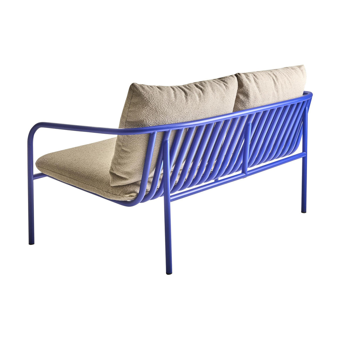 Brafab Bendt sofa i blå metallramme med beige boucléputer, sett skrått bakfra mot hvit bakgrunn