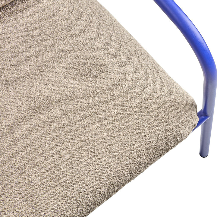 Brafab Bendt sofa, nærbilde av beige bouclésete og blått rammehjørne mot hvit bakgrunn