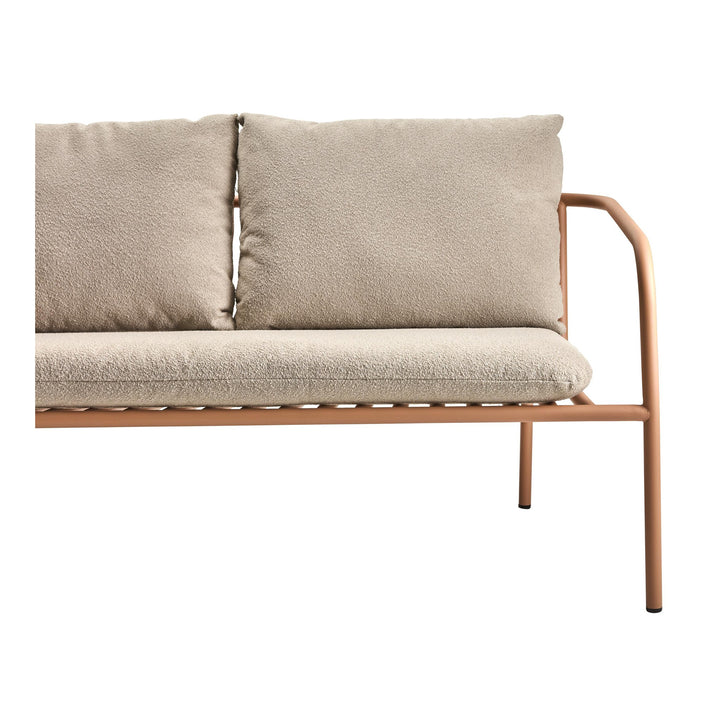 Brafab Bendt sofa med ferskenfarget metallramme og beige boucléputer, nærbilde mot hvit bakgrunn