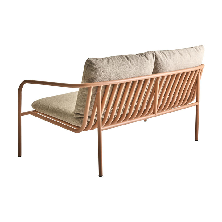 Brafab Bendt sofa i ferskenfarget metallramme med beige boucléputer, sett skrått bakfra mot hvit bakgrunn