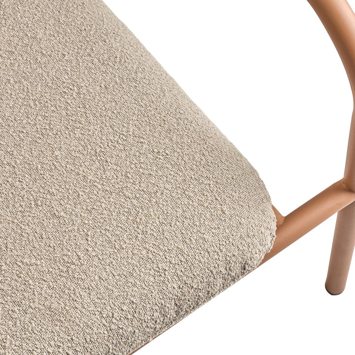 Brafab Bendt sofa, nærbilde av beige bouclésete og ferskenfarget rammehjørne mot hvit bakgrunn