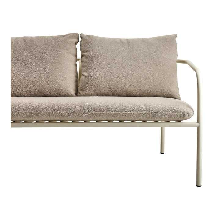Brafab Bendt sofa med hvit metallramme og beige boucléputer, nærbilde av rygg og sete mot hvit bakgrunn