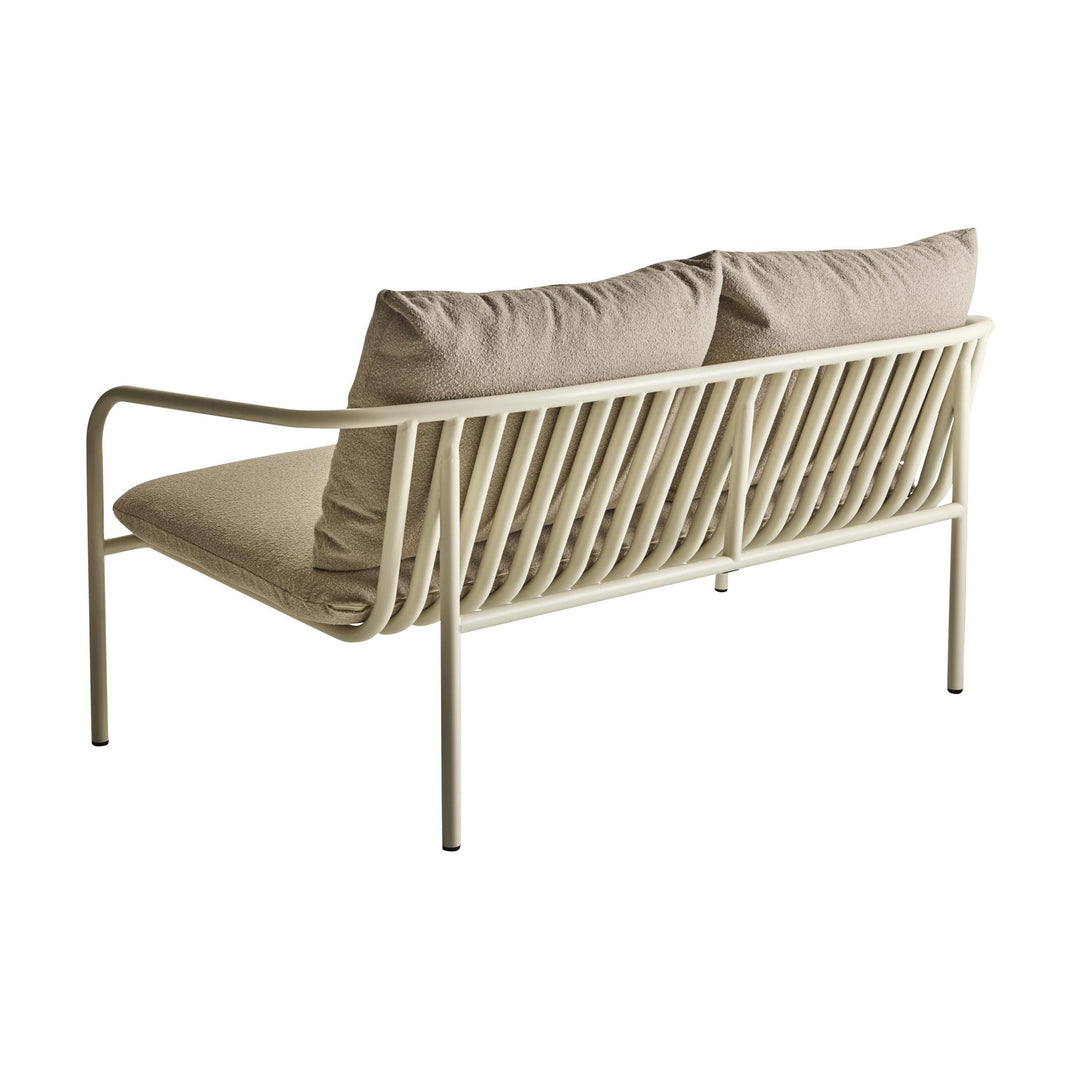 Brafab Bendt sofa i hvit metallramme med beige boucléputer, sett skrått bakfra mot hvit bakgrunn