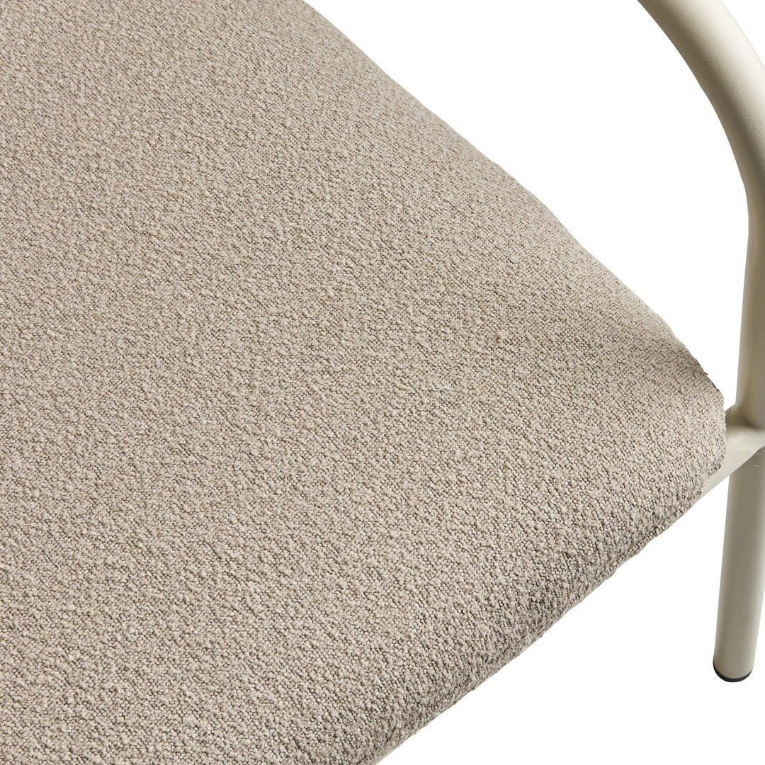 Brafab Bendt sofa, nærbilde av beige bouclésete og hvitt rammehjørne mot hvit bakgrunn