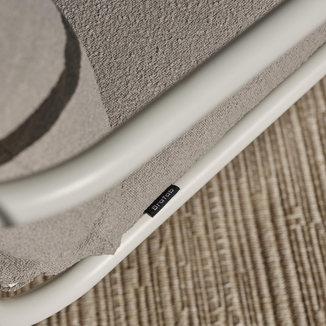Brafab Bendt sofa, nærbilde av hvit ramme med logomerke, beige bouclé og jutematte