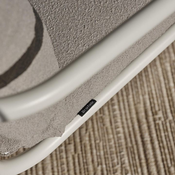 Brafab Bendt sofa, nærbilde av hvit ramme med logomerke, beige bouclé og jutematte