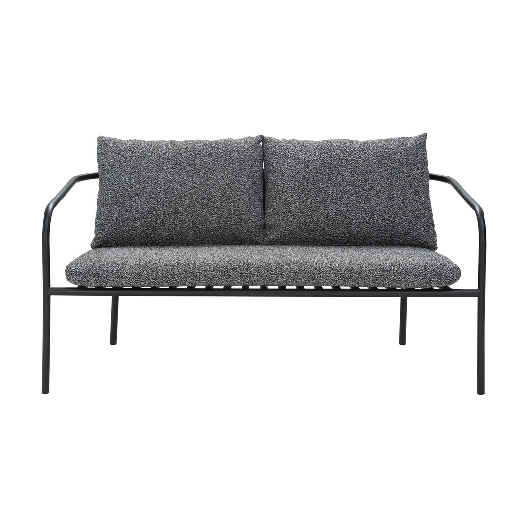 Brafab Bendt sofa med sort metallramme og melerte antrasittputer i bouclé, sett forfra mot hvit bakgrunn