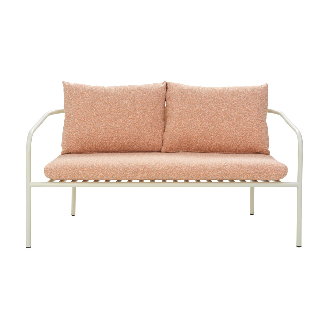 Brafab Bendt sofa med hvit metallramme og melerte terrakottaputer i bouclé, sett forfra mot hvit bakgrunn
