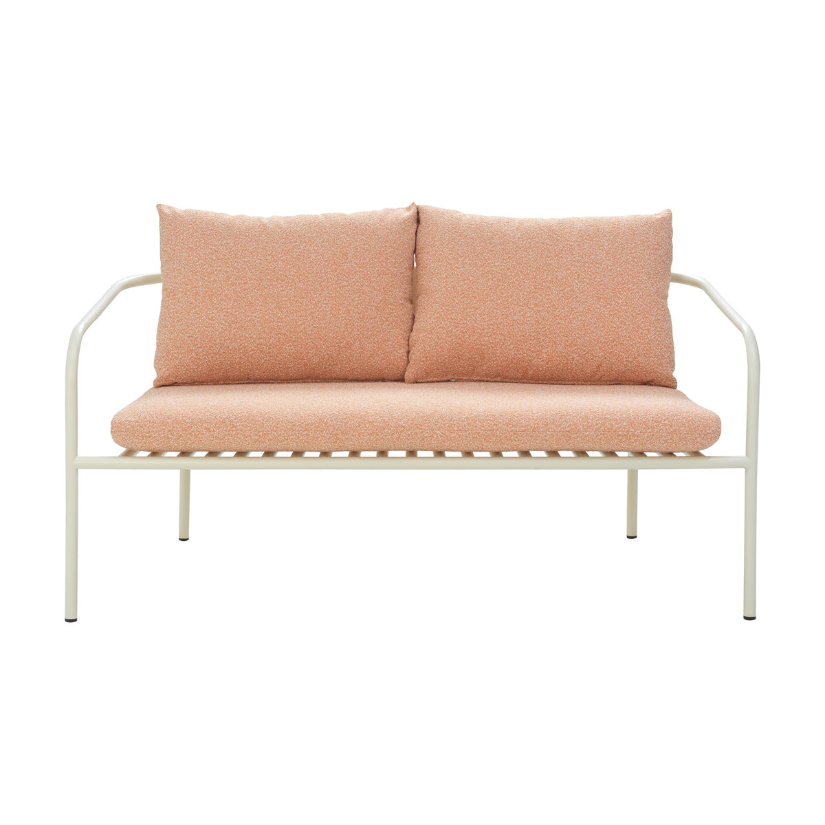 Brafab Bendt sofa med hvit metallramme og melerte terrakottaputer i bouclé, sett forfra mot hvit bakgrunn