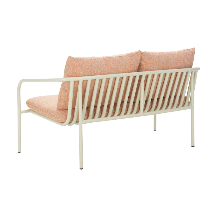 Brafab Bendt sofa i hvit metallramme med melerte terrakottaputer, sett skrått bakfra mot hvit bakgrunn