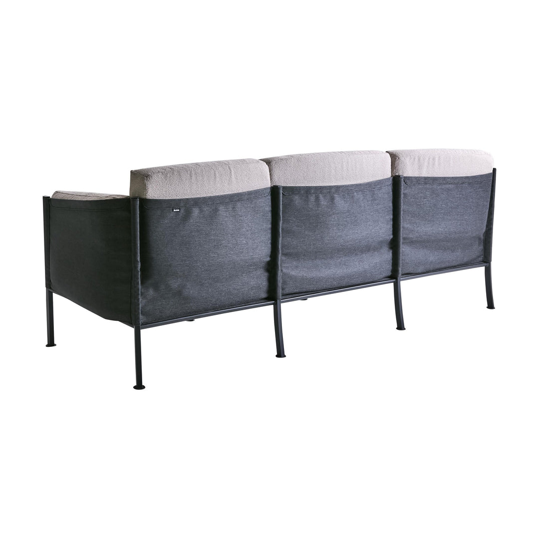 Brafab Delux loungesofa sett bakfra, lyse grå puter og sort ramme mot hvit bakgrunn