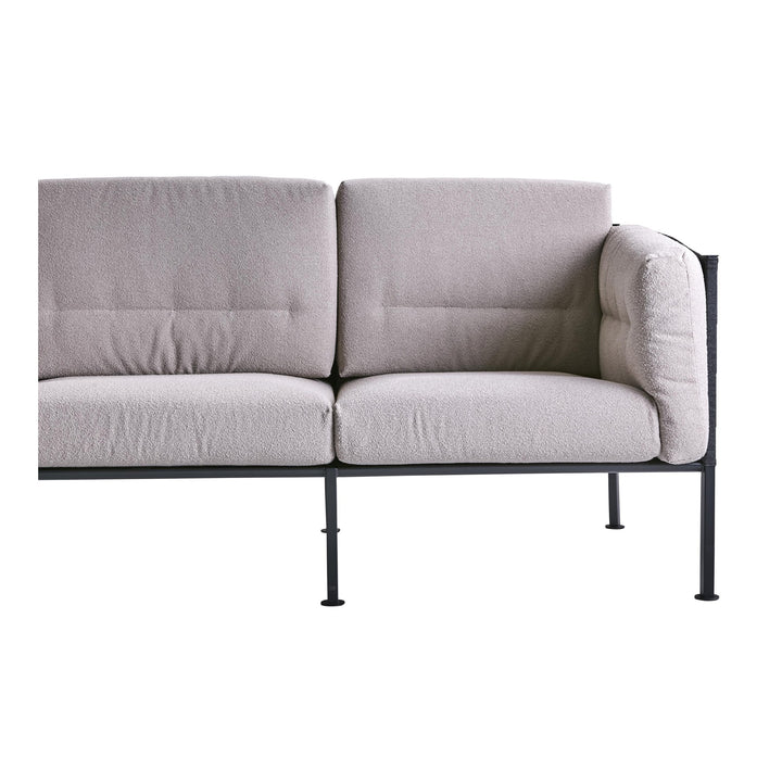 Brafab Delux loungesofa i lys grå bouclé med sort metallramme mot hvit bakgrunn