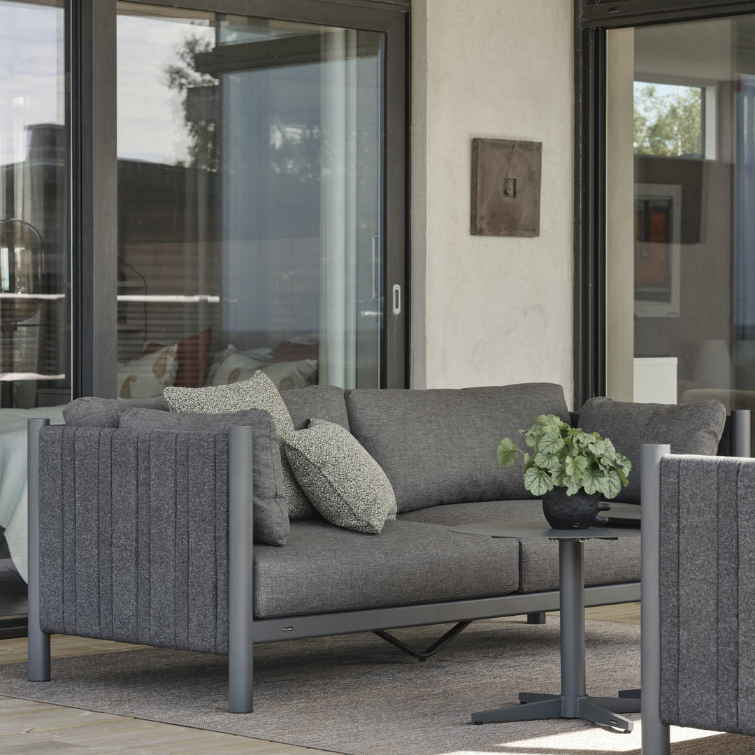 Brafab Brad loungesofa i antrasitt på terrasse med sidebord, plante og skyvedører
