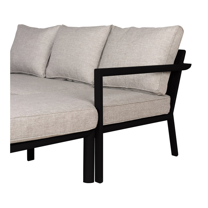 Brafab Delia utesofa i sort med lyse beige puter, nærbilde av armlene mot hvit bakgrunn